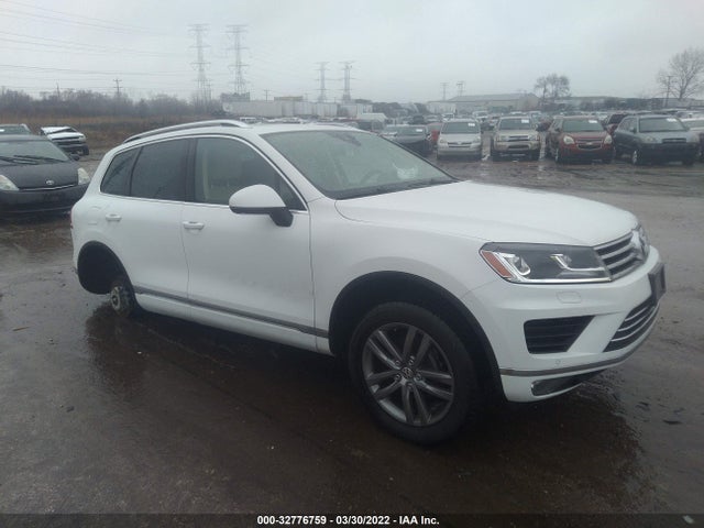 2016 Volkswagen Touareg, VIN: WVGEF9BP6GD008802
