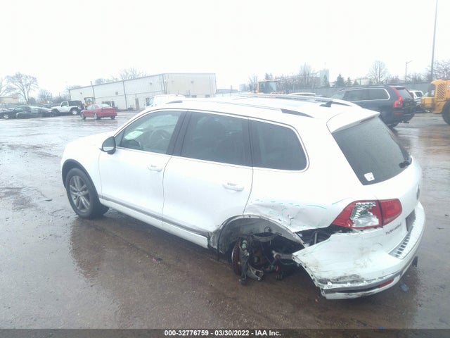 2016 Volkswagen Touareg, VIN: WVGEF9BP6GD008802