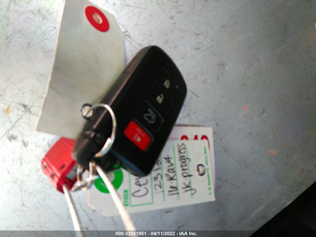 2016 Toyota RAV4, VIN: JTMDJREV0GD043375