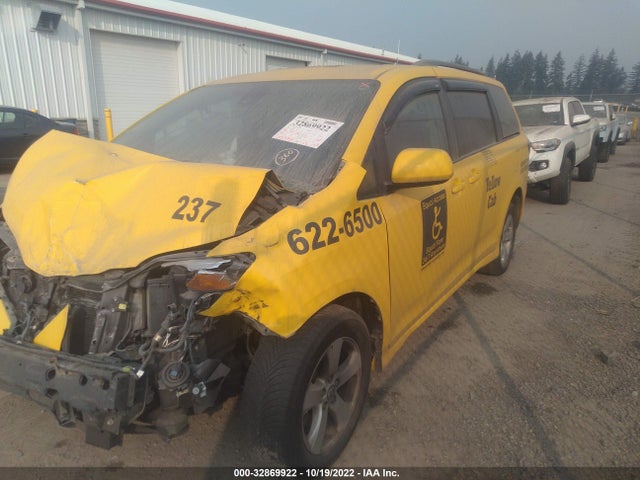 Toyota SIENNA LE 2018 5TDKZ3DC5JS925103 Image 2