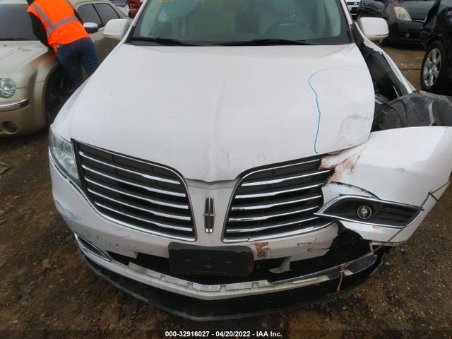 2018 Lincoln MKT, VIN: 2LMHJ5AT9JBL01629