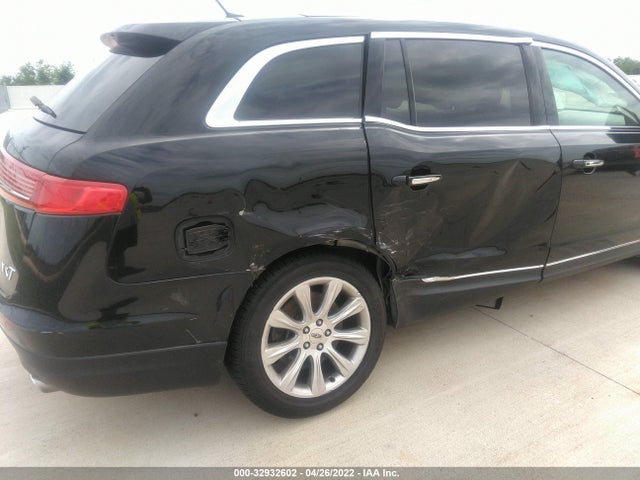 2018 Lincoln MKT, VIN: 2LMHJ5FK9JBL02179