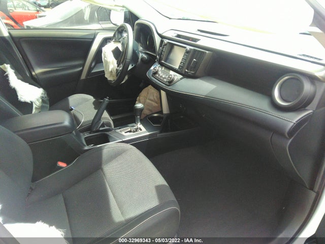 2018 Toyota RAV4, VIN: JTMRJREV2JD195896