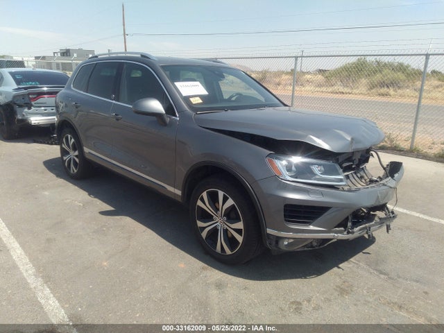 2017 Volkswagen Touareg, VIN: WVGRF7BP3HD002494