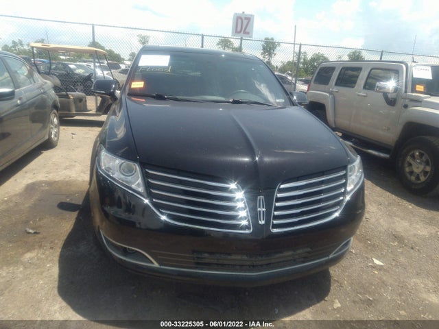 2018 Lincoln MKT, VIN: 2LMHJ5NK3JBL02468