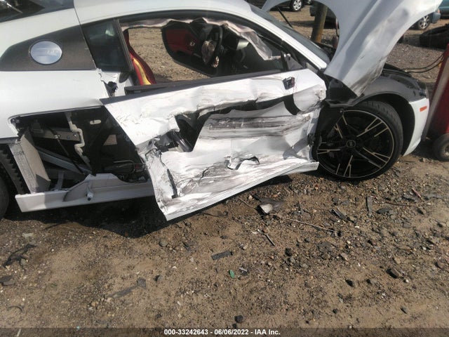 2017 Audi R8, VIN: WUAKBAFX2H7903740