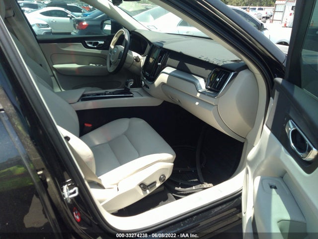 2018 Volvo XC60, VIN: LYV102RK5JB101589