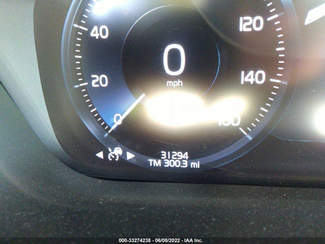 2018 Volvo XC60, VIN: LYV102RK5JB101589