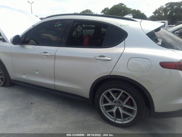 2018 Alfa Romeo Stelvio, VIN: ZASFAKNN7J7B81816