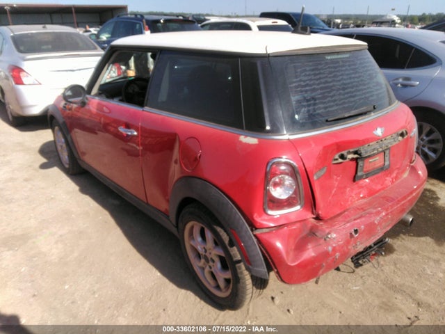 2011 MINI COOPER WMWSU3C51BTX96861 Photo 2