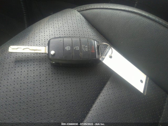 2016 KIA SORENTO VIN: 5XYPHDA5XGG104850