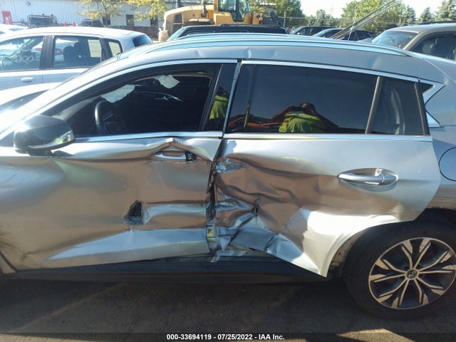 SJKCH5CR6HA028725 Infiniti Qx30 Premium