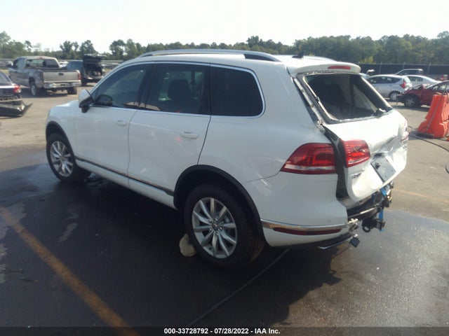2016 Volkswagen Touareg, VIN: WVGEF9BP5GD006796