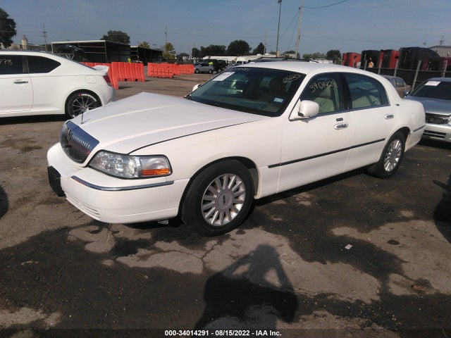 Lincoln Town Car 2005 1LNHM82W95Y656967 Image 2
