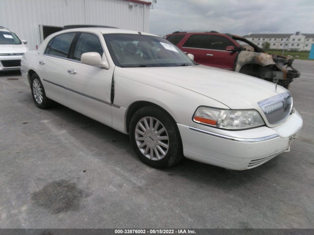 Lincoln Town Car Signature 2003 1LNHM82W33Y684311 головне зображення