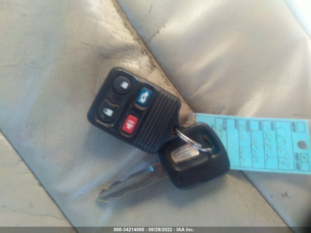 Lincoln Town Car Sig. 2002 1LNHM82W32Y626102 Image 3