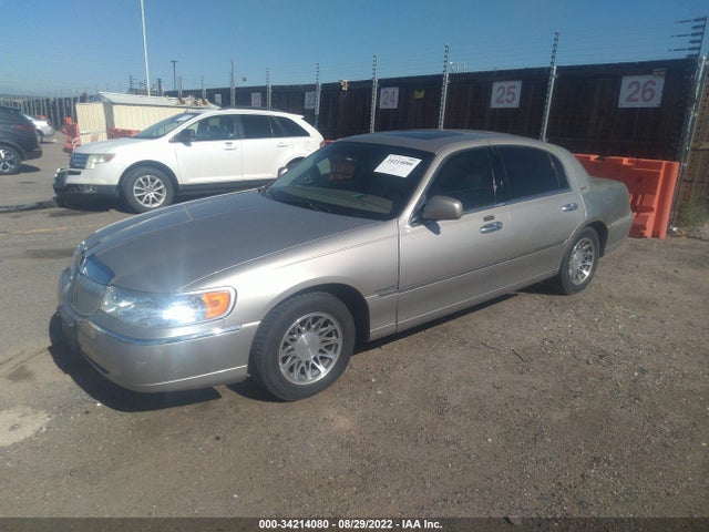 Lincoln Town Car Sig. 2002 1LNHM82W32Y626102 Image 2