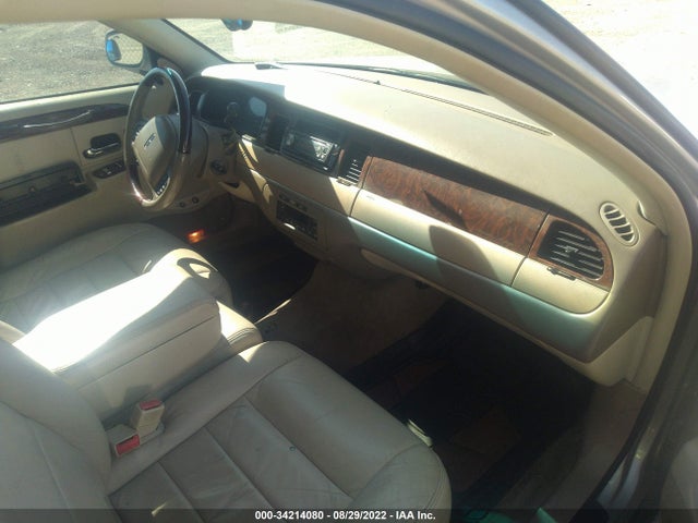 Lincoln Town Car Sig. 2002 1LNHM82W32Y626102 Image 7