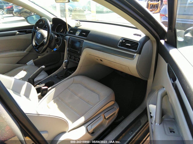 1VWDT7A36HC048216 Volkswagen Passat 1.8t R-line