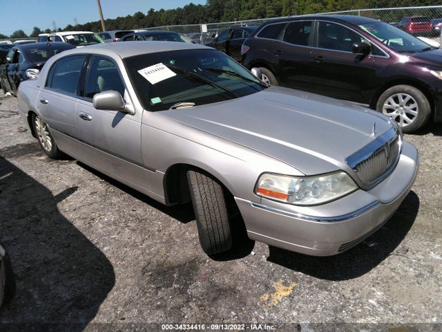 Lincoln Town Car Signature 2004 1LNHM81W64Y649815 головне зображення