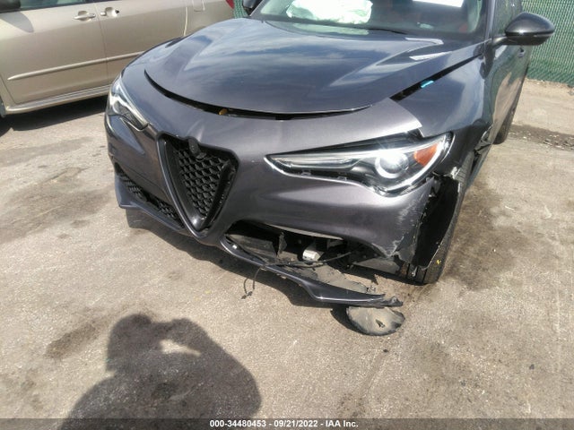 2021 Alfa Romeo Stelvio, VIN: ZASPAKBN3M7D08901