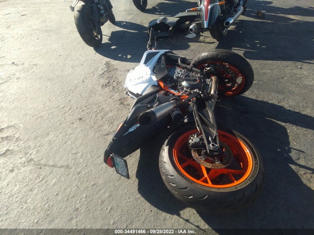 2021 KTM 890 DUKE R VIN: VBKTU9401MM808404