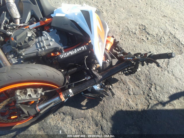 2021 KTM 890 DUKE R VIN: VBKTU9401MM808404
