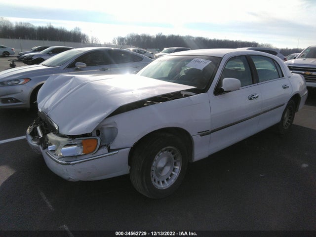 Lincoln Town Car 1999 1LNHM81W1XY648088 Image 2