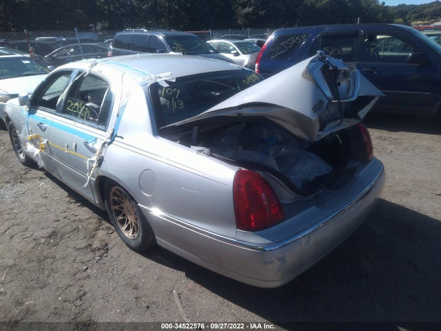 2000 LINCOLN TOWN CAR SIGNATURE VIN: 1LNHM82W5YY906841