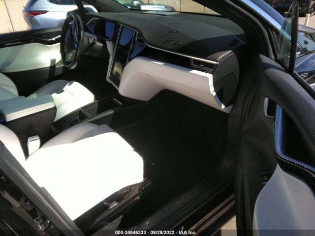 2016 Tesla Model X, VIN: 5YJXCBE4XGF016585
