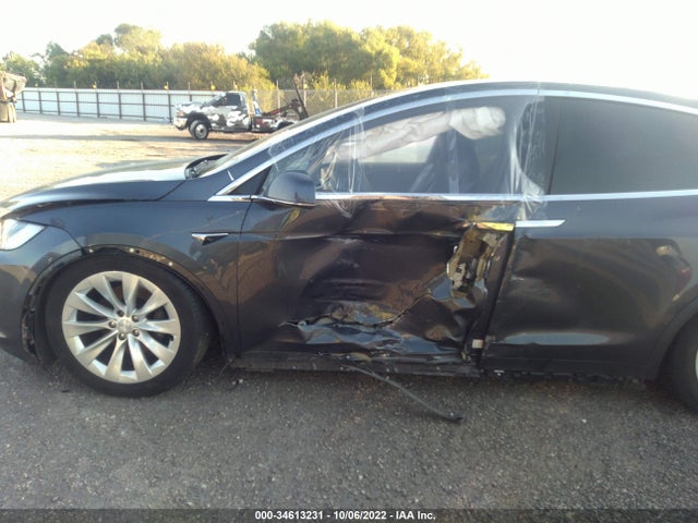 2018 Tesla Model X, VIN: 5YJXCAE2XJF140047