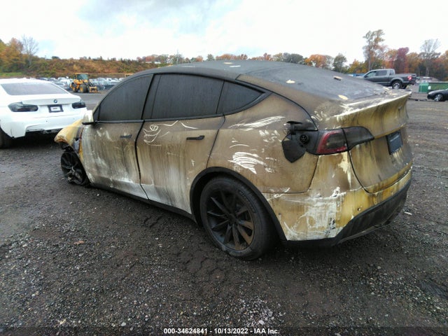 2022 Tesla Model Y, VIN: 7SAYGAEE5NF521218