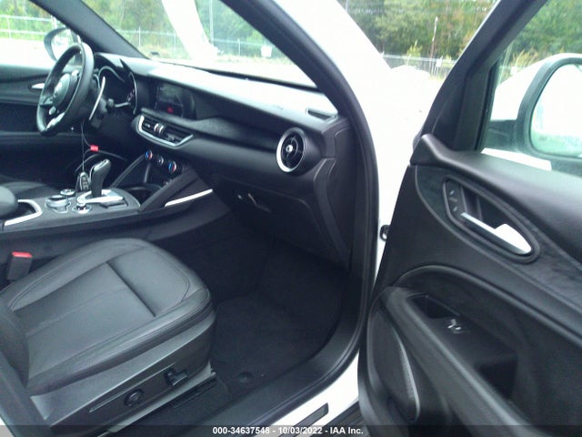 2022 Alfa Romeo Stelvio, VIN: ZASPAJAN8N7D28008
