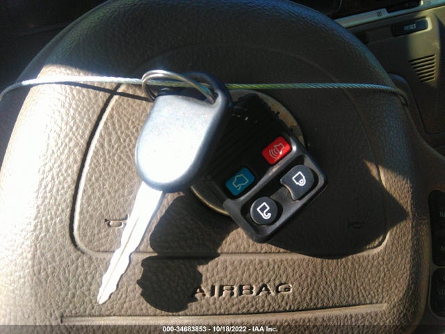 Lincoln Town Car 2004 1LNHM83W74Y683470 Image 3