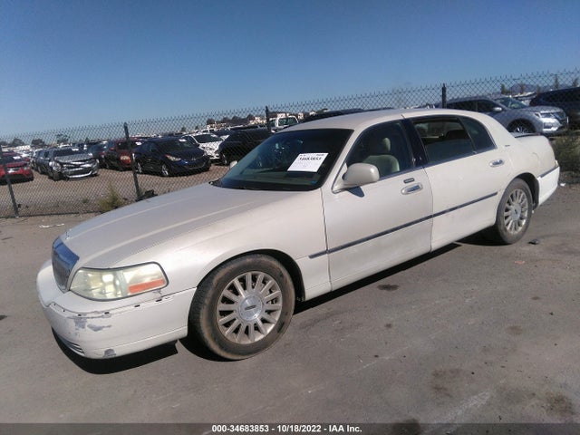 Lincoln Town Car 2004 1LNHM83W74Y683470 Image 2