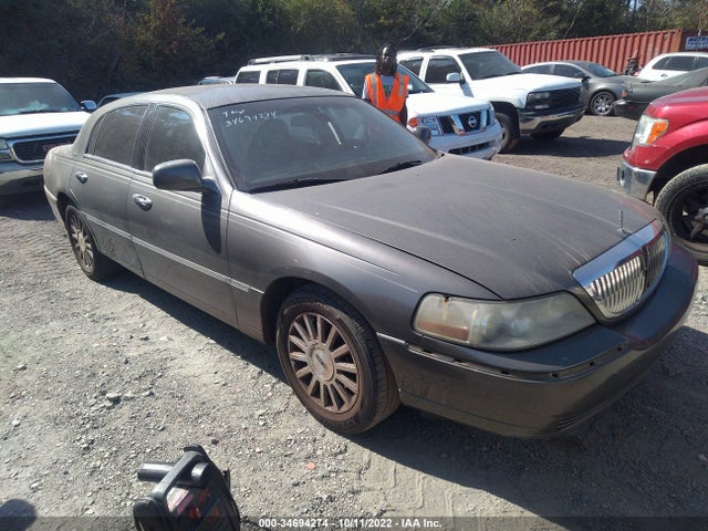 Lincoln Town Car Signature 2003 1LNHM82WX3Y621609 головне зображення