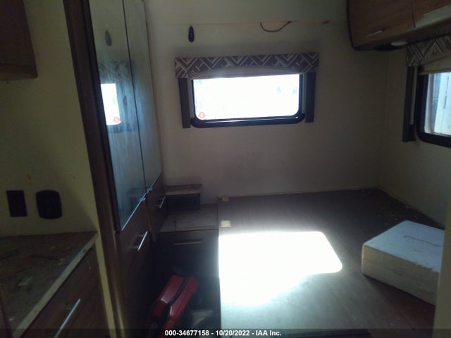 34677158 :رقم المزاد ، 1FC4E4KS8HDC78125 vin ، 2018 Thor E-series Stripped Chassis مزاد بيع