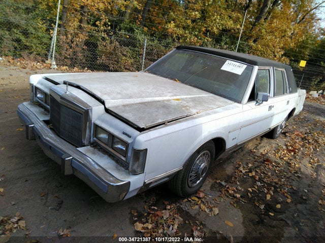 Lincoln Town Car 1988 1LNBM82F0JY843675 Image 2