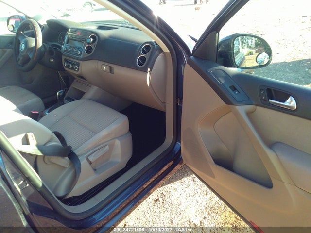 2011 VOLKSWAGEN TIGUAN S VIN: WVGAV7AX0BW520155
