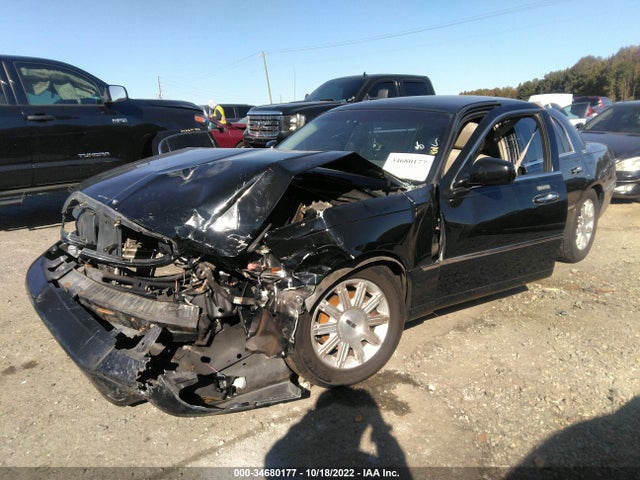Lincoln Town Car Limited 2008 2LNHM82V58X642589 Image 2