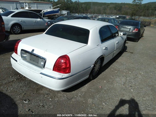 2004 LINCOLN TOWN CAR SIGNATURE VIN: 1LNHM81W74Y609520
