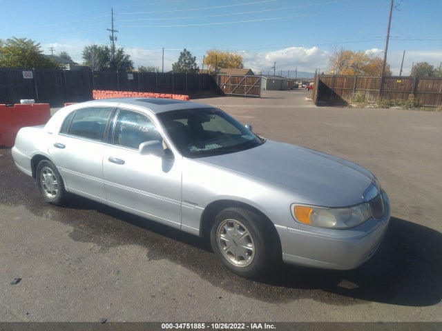 Lincoln Town Car Signature 1999 1LNHM82W9XY618657 zdjęcie główne
