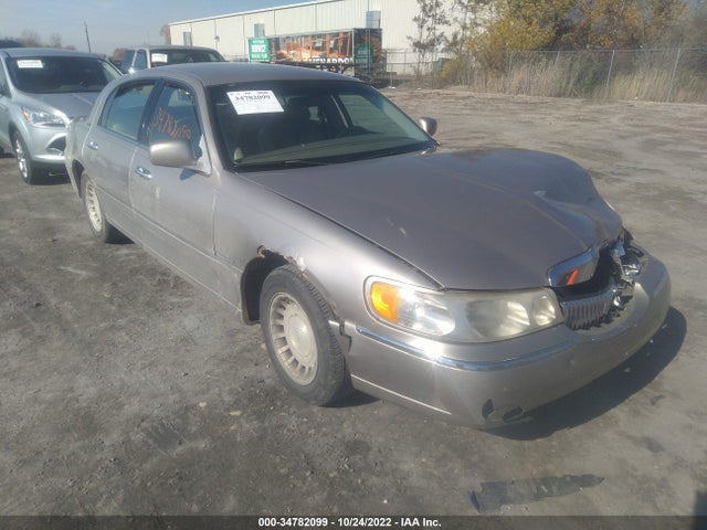 Lincoln Town Car Executive 2000 1LNHM81W3YY787821 главное изображение