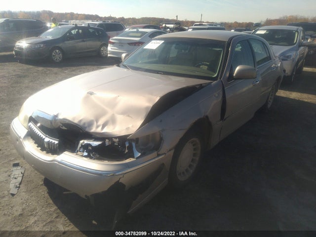 Lincoln Town Car Executive 2000 1LNHM81W3YY787821 Image 2