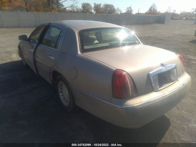 Lincoln Town Car Executive 2000 1LNHM81W3YY787821 Image 4
