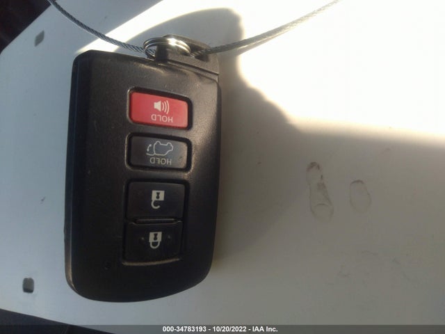 2017 Toyota RAV4, VIN: JTMDJREV4HD083721