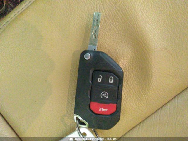 1C4HJXEG3JW327473 Jeep Wrangler Unlimited Sahara