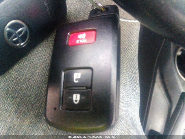 2017 Toyota RAV4, VIN: JTMRJREV2HD103776