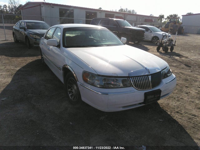 Lincoln Town Car Signature 2000 1LNHM82W3YY913836 головне зображення