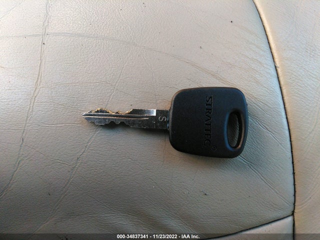 2000 LINCOLN TOWN CAR SIGNATURE VIN: 1LNHM82W3YY913836